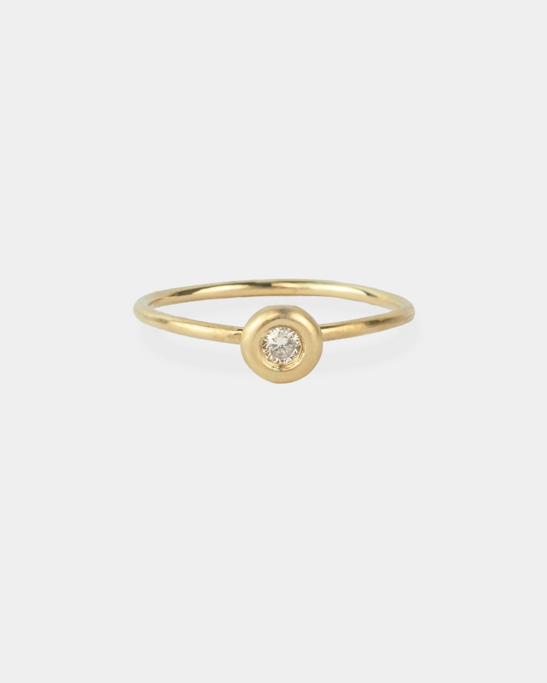 Bague Bouée de Vega en or avec un diamant central, vue de face, montrant la monture arrondie minimaliste.