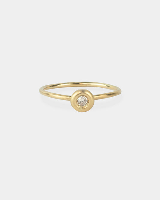 Bague Bouée de Vega en or avec un diamant central, vue de face, montrant la monture arrondie minimaliste.
