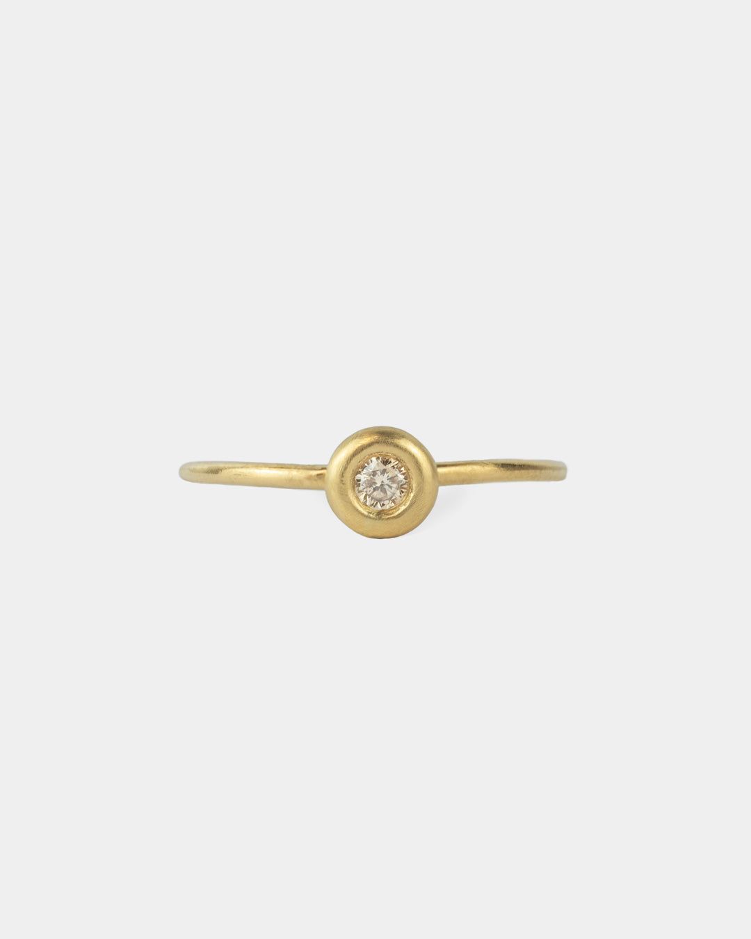 Bague Bouée de Vega en or, légèrement inclinée, mettant en valeur le design arrondi et le diamant central.