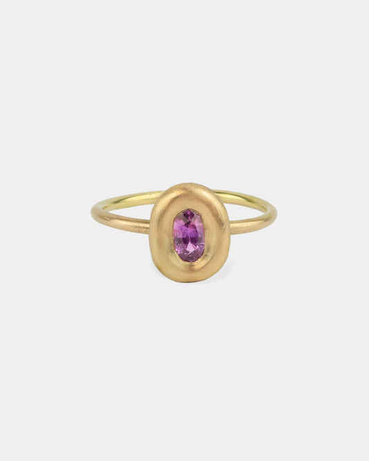 Bague Bouée de Vega en or, avec un saphir rose central, vue de face, dévoilant sa monture arrondie au design minimaliste.
