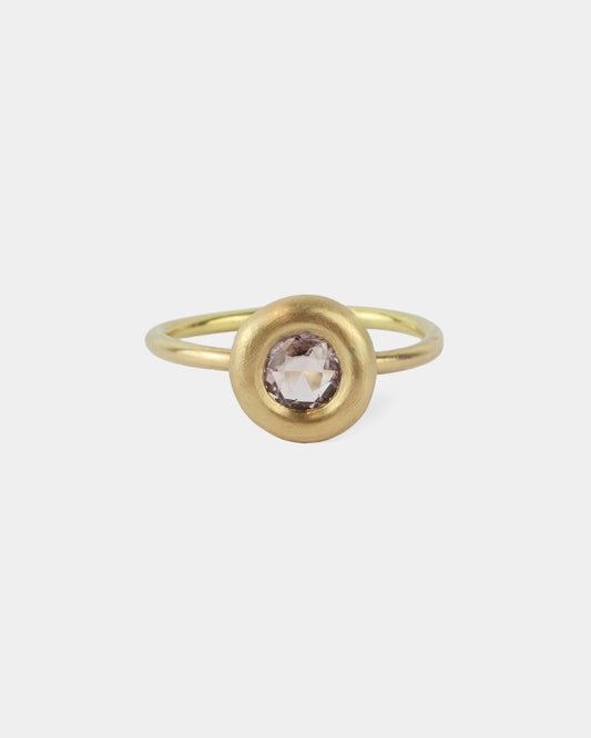 Bague Bouée de Vega en or, avec un spinelle gris-lila central, vue de face, mettant en avant la robustesse et les courbes généreuses de sa monture arrondie.