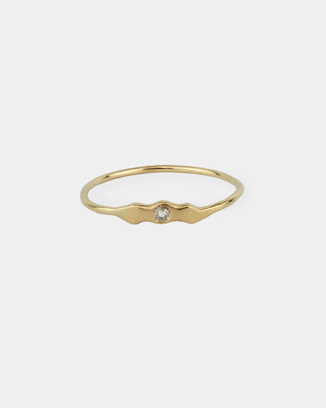 La bague Wave de Vega présente une silhouette ondulée en or jaune 18 carats, délicatement parée d'un diamants.
