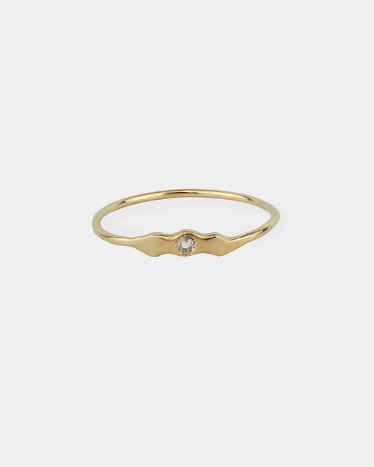La bague Wave de Vega présente une silhouette ondulée en or jaune 18 carats, délicatement parée d'un diamants.