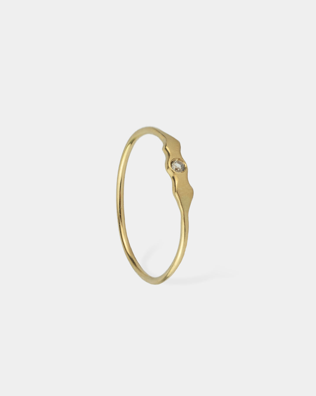 La bague Wave de Vega, aux ondulations élégantes en or jaune 18 carats, est sublimée par un diamant étincelant, fabriquée en France