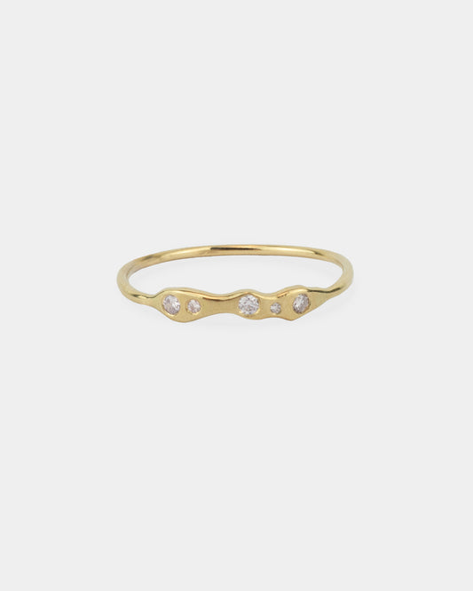 La bague Wave de Vega, avec ses ondulations élégantes en or jaune 18 carats, est sublimée par cinq diamants.