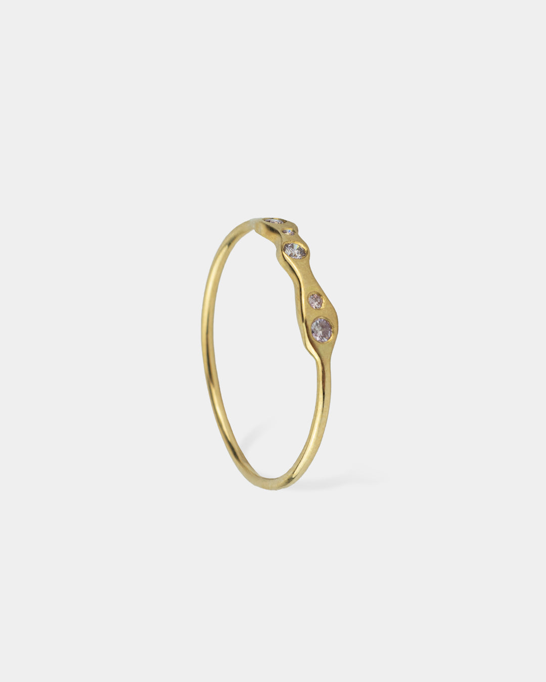 La bague Wave de Vega, aux courbes fluides en or jaune 18 carats, est ornementée de cinq diamants étincelants.