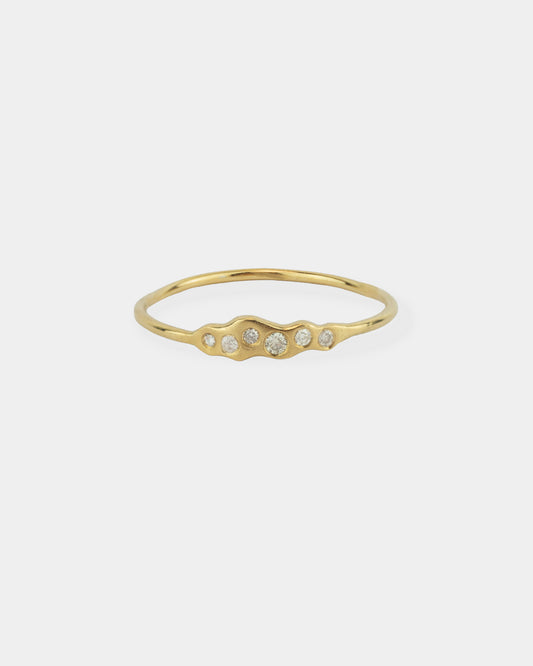 La bague Wave de Vega, fabriquée en or jaune 18 carats, présente des ondulations légères et raffinées, mises en valeur par six diamants étincelants.